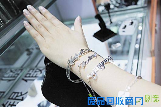 80后银匠工厂苦练手艺 DIY让每件银饰都是唯一