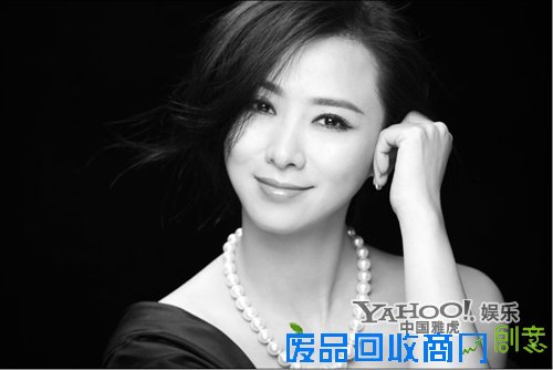 翁虹黑白写真优雅唯美 香肩侧露演绎知性美(图)