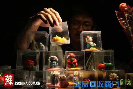 扬大“90后”学子夜市摆摊售手工面塑 体验创业快乐