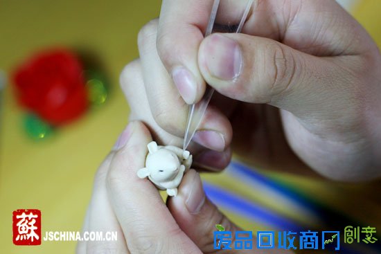 扬大“90后”学子夜市摆摊售手工面塑 体验创业快乐