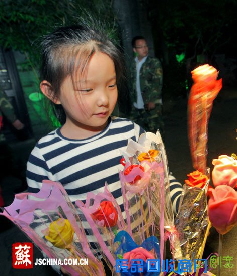 扬大“90后”学子夜市摆摊售手工面塑 体验创业快乐