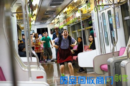 日本现“移动剧院” 列车内上演惊险创意剧(图)