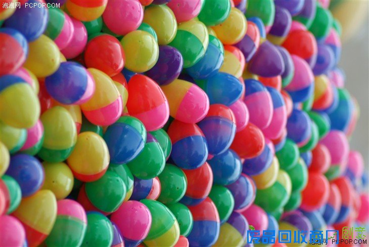 要说红与绿,军装与国旗,总能直接而强烈的呈现出鲜明的画面感。之所以红绿反差感大,是因为它们是一对对比色,也叫互补色,指12色相环中相隔180度的颜色(当然还有其他色相环,如24色相环等)。