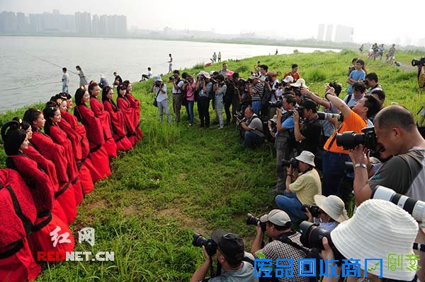 5月31日,在长沙县美丽的松雅湖畔,首届松雅湖湿地摄影大赛集中采风创作活动吸引了来自省内300多名摄影师。