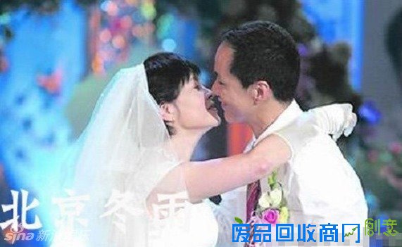 冯远征秀恩爱庆妻子60岁生日晒早年婚纱照