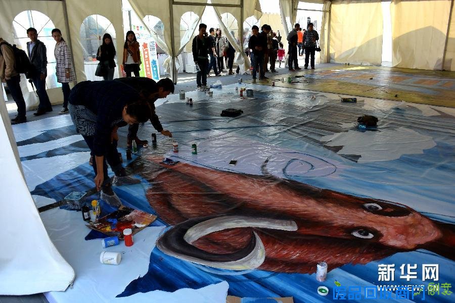 (1)10月18日,几位创意人员在北京798创意市集上现场绘制“冰河时代”场景。