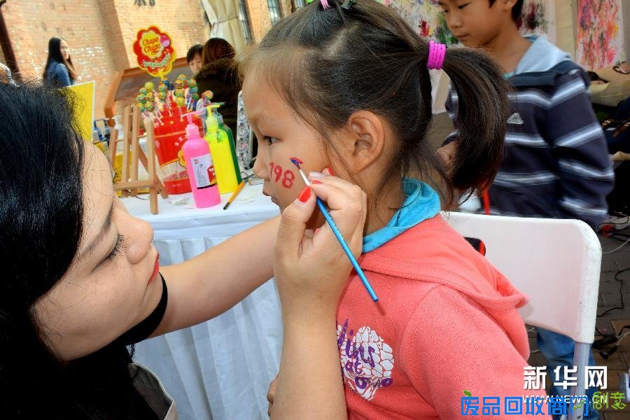 (1)10月18日,几位创意人员在北京798创意市集上现场绘制“冰河时代”场景。