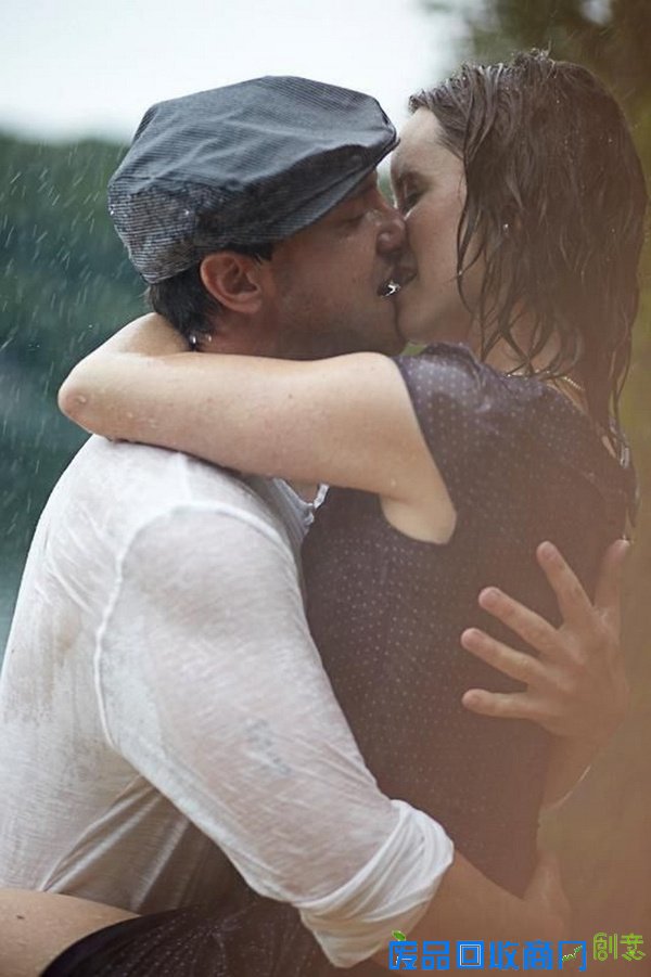 浪漫邂逅雨中婚纱照很唯美