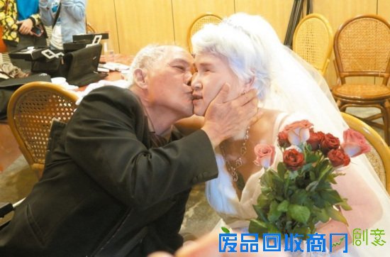 老夫妻结发逾40年重拍婚纱照互许下辈子再当夫妻