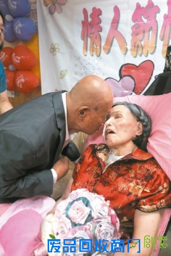 老夫妻结发逾40年重拍婚纱照 互许下辈子再当夫妻