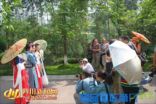 宜宾：100名摄影家集体采风 汉服美女入镜来 四川新闻网
