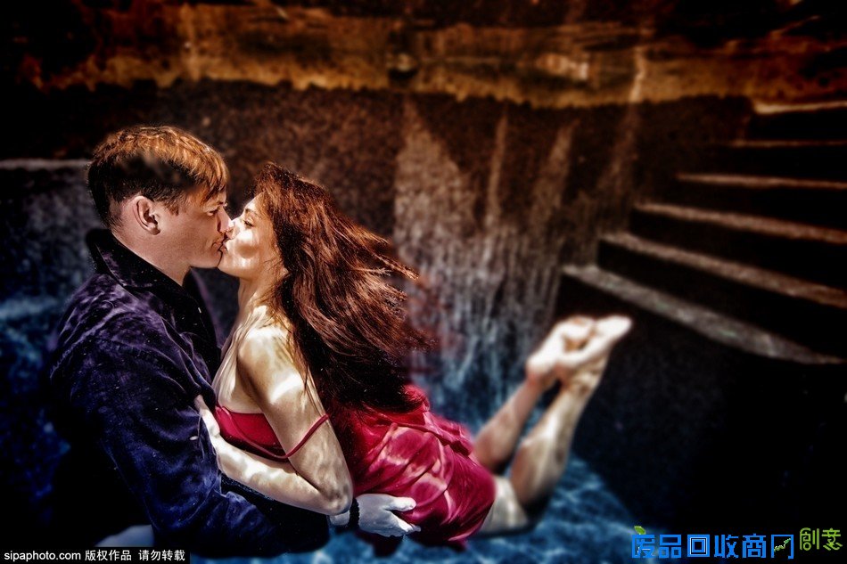 摄影师打造水下婚纱照 浪漫唯美震撼眼球