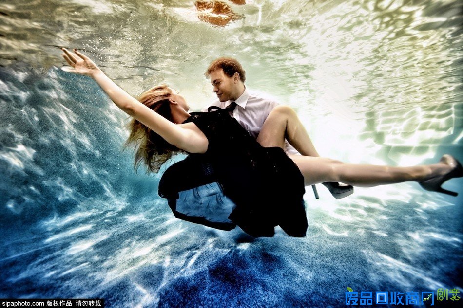 摄影师打造水下婚纱照 浪漫唯美震撼眼球