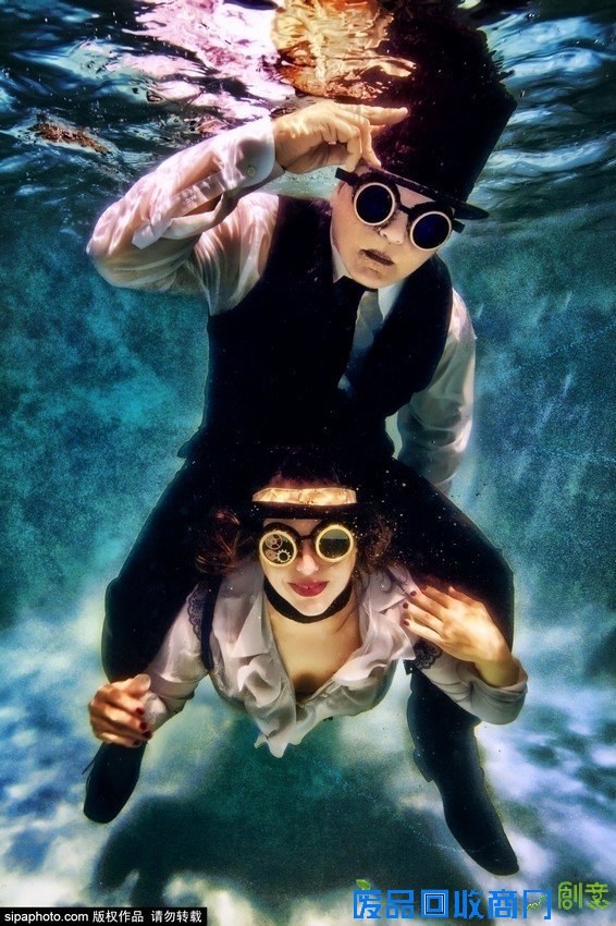 摄影师打造水下婚纱照 浪漫唯美震撼眼球