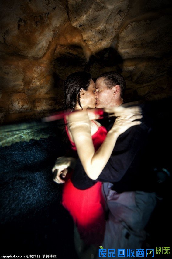 摄影师打造水下婚纱照 浪漫唯美震撼眼球