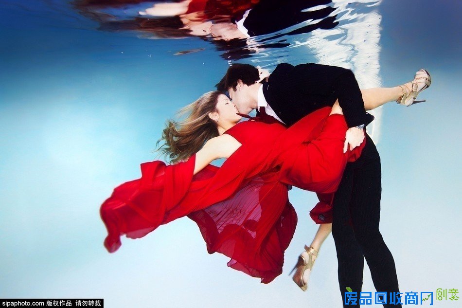 摄影师打造水下婚纱照 浪漫唯美震撼眼球