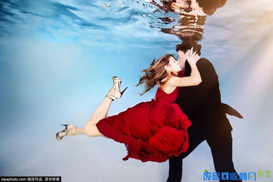 摄影师打造水下婚纱照 浪漫唯美震撼眼球