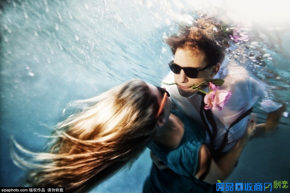 摄影师打造水下婚纱照 浪漫唯美震撼眼球