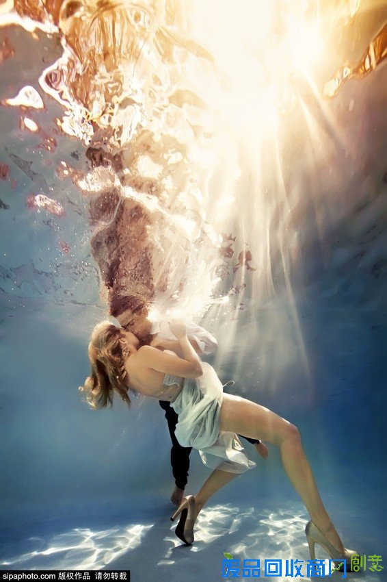 摄影师打造水下婚纱照 浪漫唯美震撼眼球
