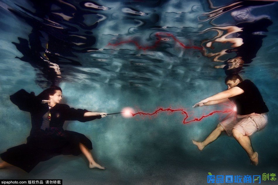 摄影师打造水下婚纱照 浪漫唯美震撼眼球