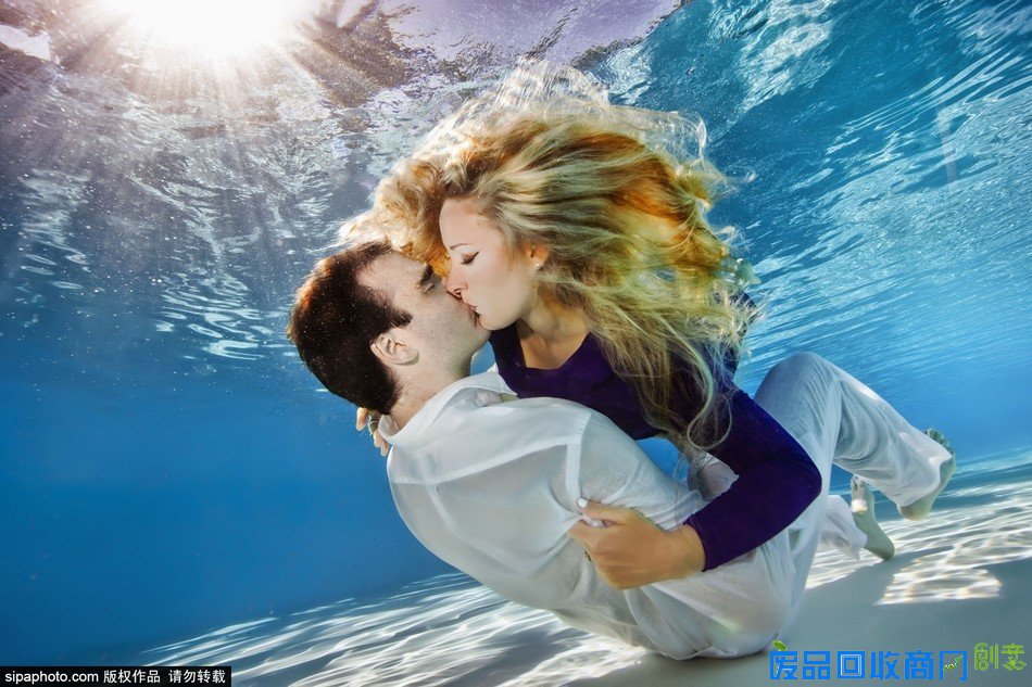摄影师打造水下婚纱照 浪漫唯美震撼眼球