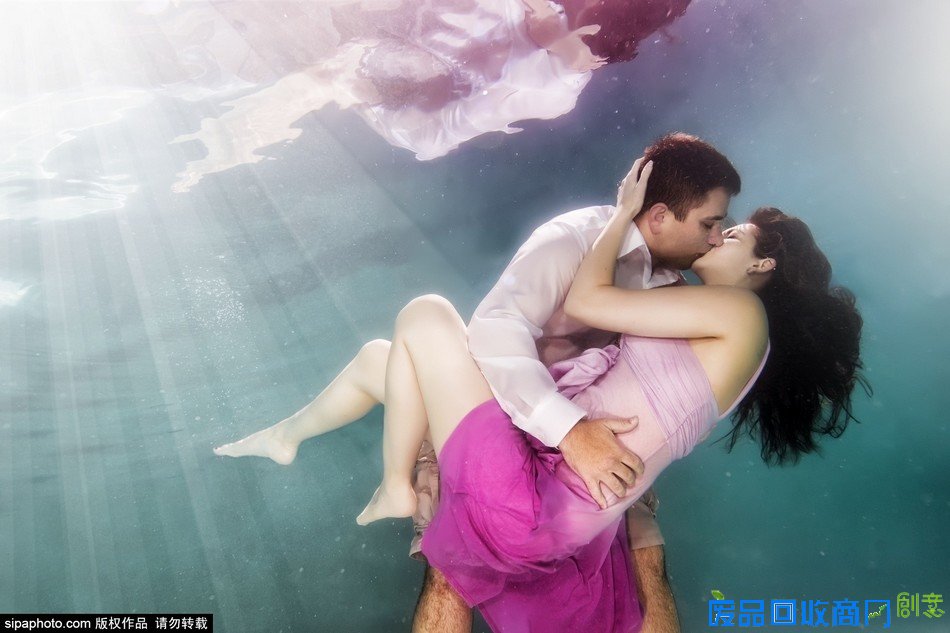摄影师打造水下婚纱照 浪漫唯美震撼眼球