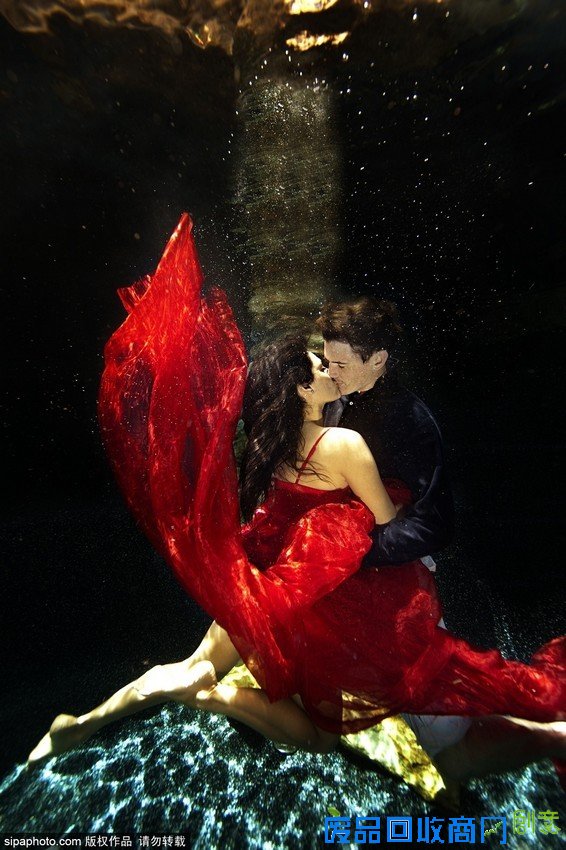 摄影师打造水下婚纱照 浪漫唯美震撼眼球