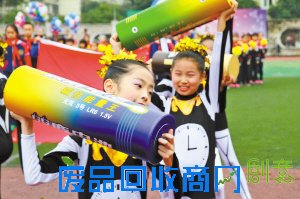 11月20日，鄞州华泰小学2015年科技体育嘉年华开幕，为期一个月，该校结合车模、科技创新、信息学、电子制作等社团建设，开展科技知识竞答比赛，科幻绘画比赛，电子报制作比赛，科技创新比赛，纸飞机比赛等项目，为千余名师生和家长献上一场科技与体育相结合的盛宴。图为孩子们以巨型电池模型作为表演道具，宣传低碳环保的科技理念。孙行旭 文/摄