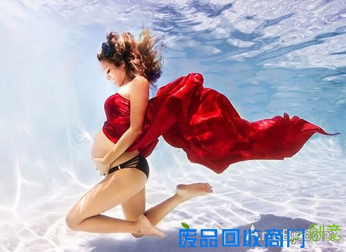 美摄影师拍摄唯美孕妇水下写真照