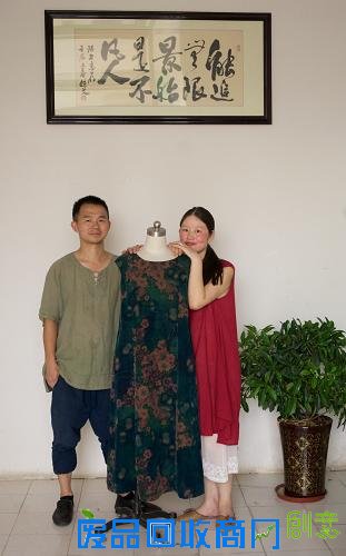 8月7日,夫妇二人在给记者展示最近销量最好的一款衣服。都说大城市里繁华热闹,他俩却放弃了高薪和舒适的生活回乡做起了“裁缝”。今年同是30岁的万焰刚和陈雪婷夫妇从小就对服装设计以及制作比较感兴趣。2012年3月,夫妇俩辞去了城里的工作,在江西瑞昌市城区开办了属于自己的服装厂,主打“中国风”的长袍、旗袍以及衬衫。创业过程并不轻松,从采购面料到服装设计,从手工制作再到发货推广,几乎都是由夫妇二人完成。平日工作累了,他们会通过唱歌弹琴舒缓心情。万焰刚说,能和妻子拥有一份二人都向往的事业,再苦再累也值。如今,夫妇二人共同经营的服装生意不仅获得了许多国内客户的青睐,产品更是远销东南亚、非洲及澳大利亚等地。新华社记者 胡晨欢 摄 返乡创业夫妻档:手工缝制“中国风”