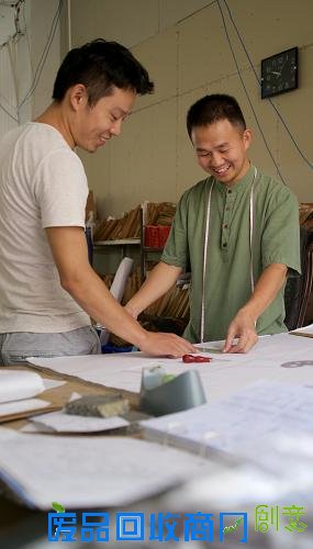 8月7日,万焰刚(右)和聘请的一名工作人员一起对服装进行制版。都说大城市里繁华热闹,他俩却放弃了高薪和舒适的生活回乡做起了“裁缝”。今年同是30岁的万焰刚和陈雪婷夫妇从小就对服装设计以及制作比较感兴趣。2012年3月,夫妇俩辞去了城里的工作,在江西瑞昌市城区开办了属于自己的服装厂,主打“中国风”的长袍、旗袍以及衬衫。创业过程并不轻松,从采购面料到服装设计,从手工制作再到发货推广,几乎都是由夫妇二人完成。平日工作累了,他们会通过唱歌弹琴舒缓心情。万焰刚说,能和妻子拥有一份二人都向往的事业,再苦再累也值。如今,夫妇二人共同经营的服装生意不仅获得了许多国内客户的青睐,产品更是远销东南亚、非洲及澳大利亚等地。新华社记者 胡晨欢 摄 返乡创业夫妻档:手工缝制“中国风”