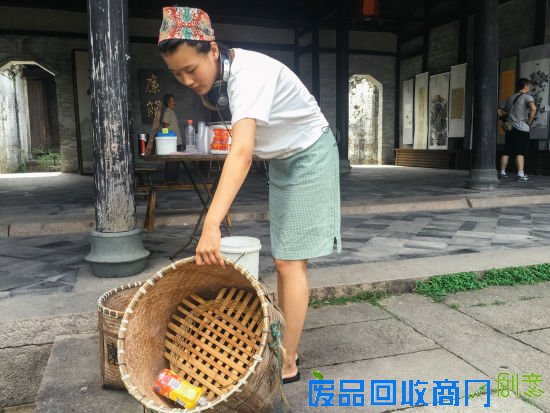 迎着台风拍照,观念还是视觉先行?