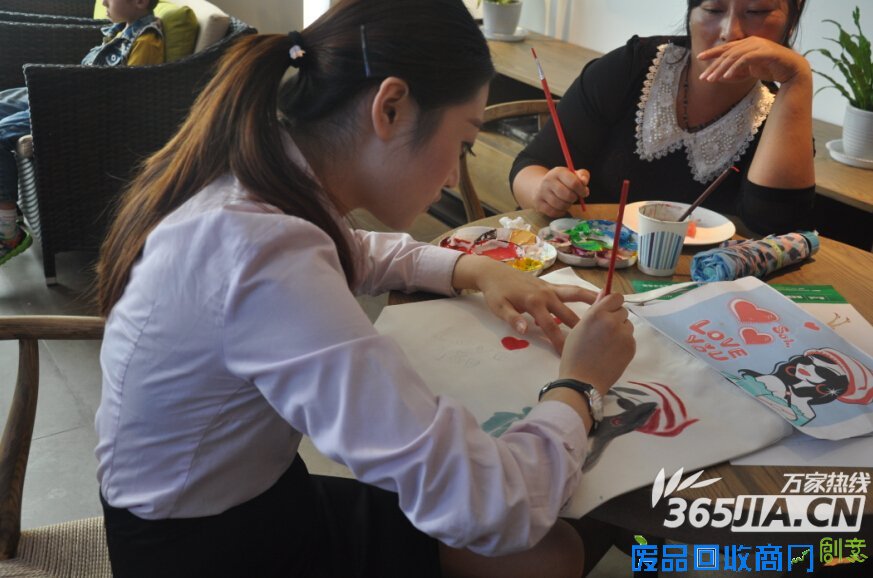 正在为帆布包上色——合肥房产网