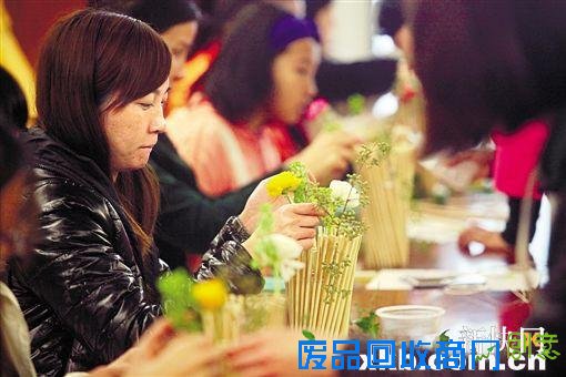 办公室花艺创意DIY 废奶茶杯变身靓靓花瓶