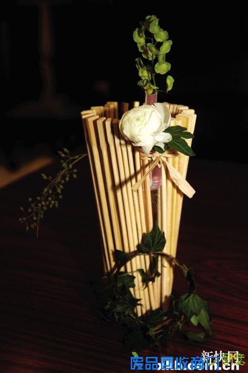 办公室花艺创意DIY 废奶茶杯变身靓靓花瓶