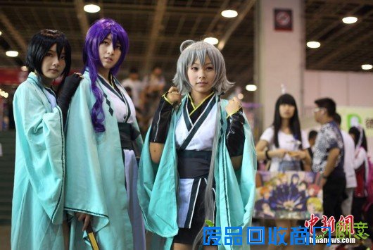 Cosplay爱好者齐聚南京 美女抱胸大秀动漫形象