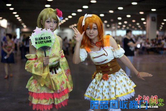 Cosplay爱好者齐聚南京 美女抱胸大秀动漫形象