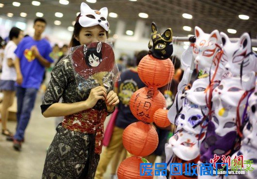 Cosplay爱好者齐聚南京 美女抱胸大秀动漫形象