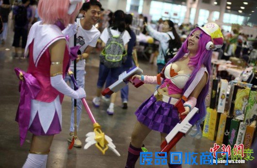 Cosplay爱好者齐聚南京 美女抱胸大秀动漫形象