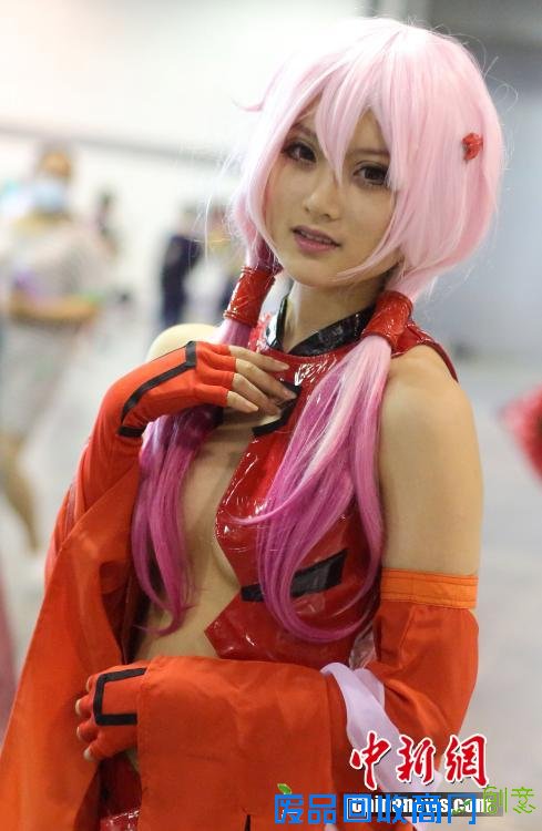 Cosplay爱好者齐聚南京 美女抱胸大秀动漫形象
