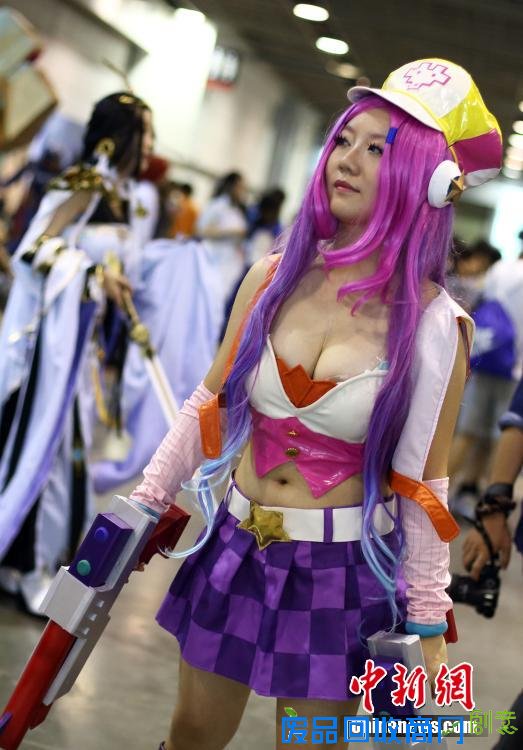 Cosplay爱好者齐聚南京 美女抱胸大秀动漫形象