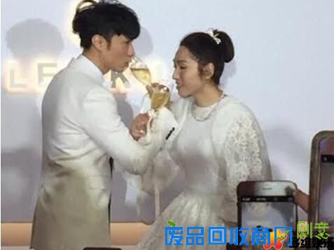 古巨基与爱妻喝交杯酒 台上痛哭诉说心声