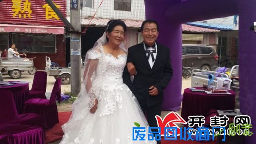 公益摄影活动进社区用镜头见证老人“幸福金婚”