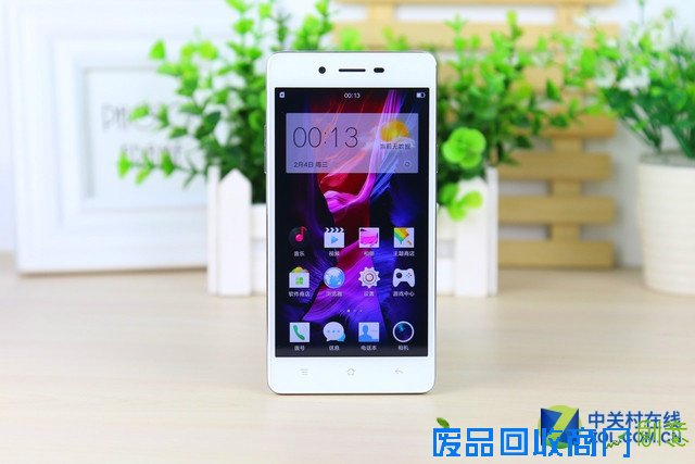 OPPO A51搭载高通骁龙410四核64位处理器，拥有2GB机身运存，内置有16GB内存容量，可进行内存卡扩展，并支持4G双卡双待。OPPO A51将美颜和拍照功能作为主打，前置有500万像素镜头，伴随美颜3.0功能，让自拍照更符合自己心意。主摄像头为800万像素，感光元件单位像素面积达到1.4um。该机售价1699元。