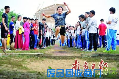 校运会促进了校园体育锻炼氛围的形成。