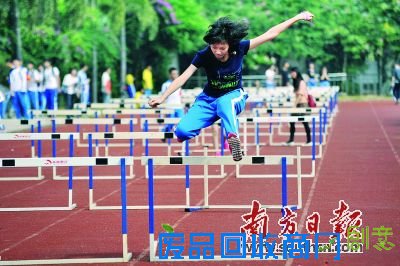 田径赛上,学生们顽强拼搏。