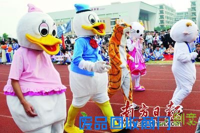 各种卡通形象大摇大摆走出来。