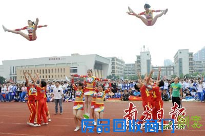 学校的啦啦队表演压轴出场。