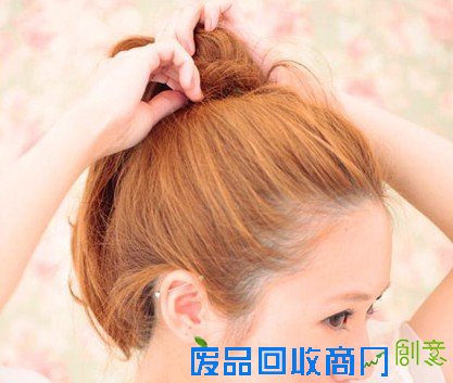 可爱蓬松丸子头扎法图解 夏日百搭花苞头分享