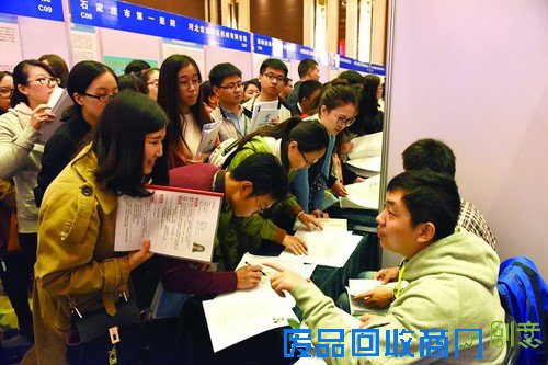 石家庄市就业局组织举办多种类型的招聘会现场（资料图片）